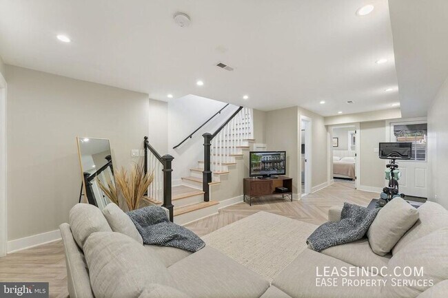 Building Photo - 121 15th St SE