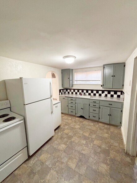 Building Photo - 310 SE Spring St