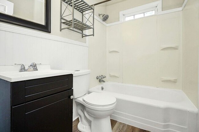 Building Photo - Charming 2BD/1BA Duplex