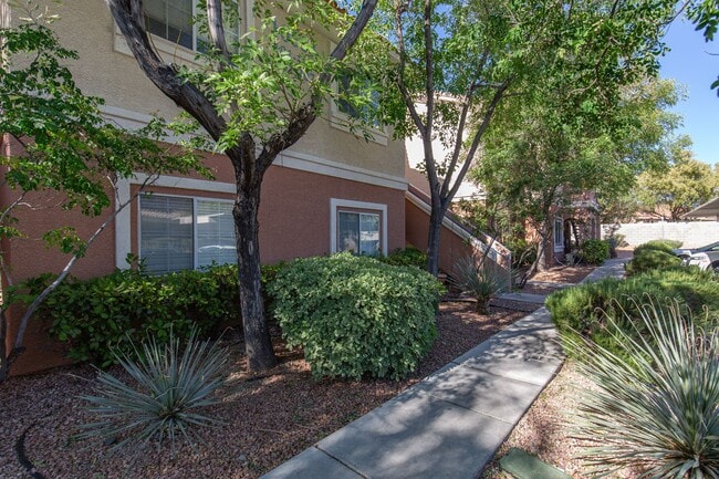 Building Photo - Enormous second story unit in upscale gated Summerlin community