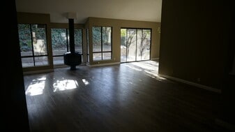 Building Photo - 16268 Glencove Dr