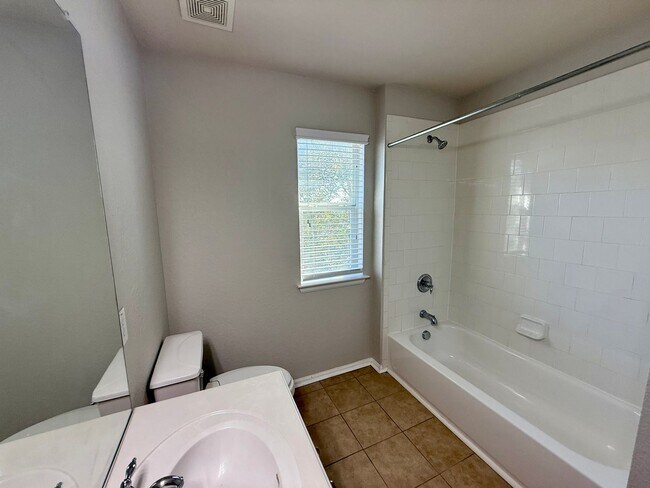 Building Photo - 5 bedroom, 3 bathroom home off TPC Parkway!