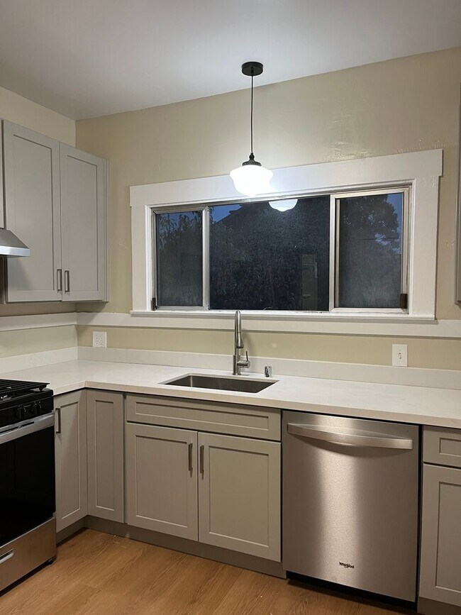 Building Photo - Beautiful Centrally Located Rockridge Craf...