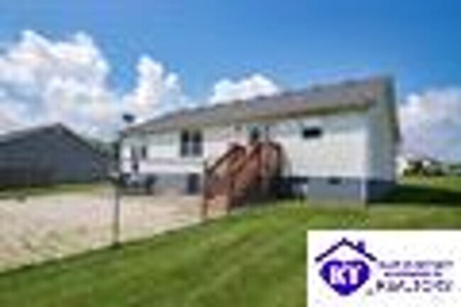 Building Photo - 520 University Dr