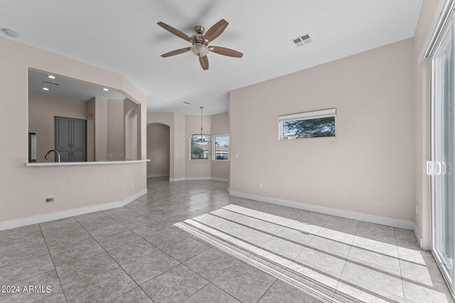 Building Photo - 904 N Poppy St