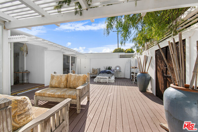Building Photo - 27060 Malibu Cove Colony Dr