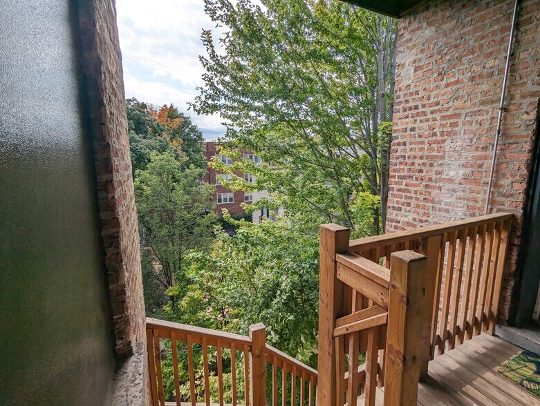 Building Photo - 3935 N Janssen Ave