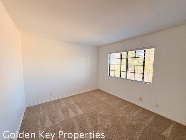 Building Photo - Welcome to this stunning 4-bedroom, 3-bathroom home located in the desirable La Costa neighborhoo...