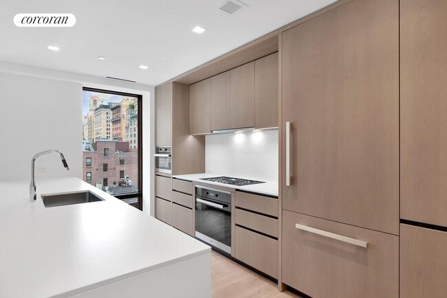 Building Photo - 200 E 21st St