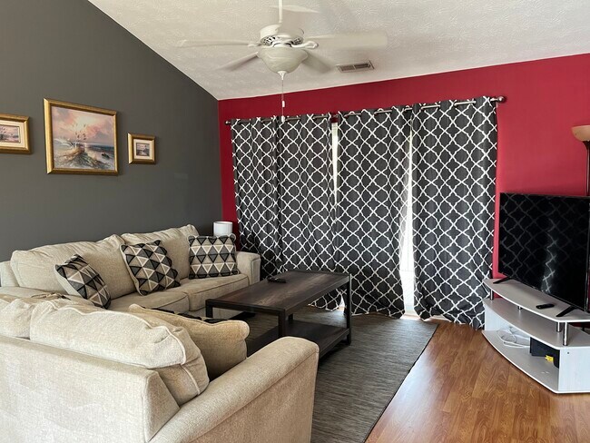 Building Photo - 4611 Court Yard Dr