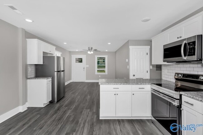 Building Photo - 908 Fairway Dr NW