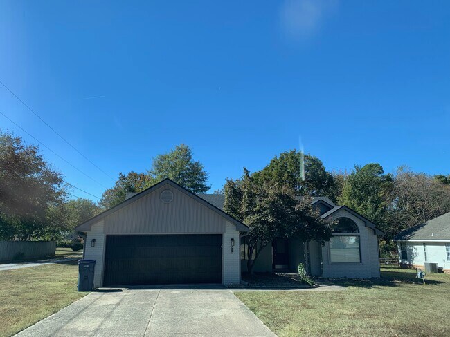 Building Photo - 2010 S Elm St