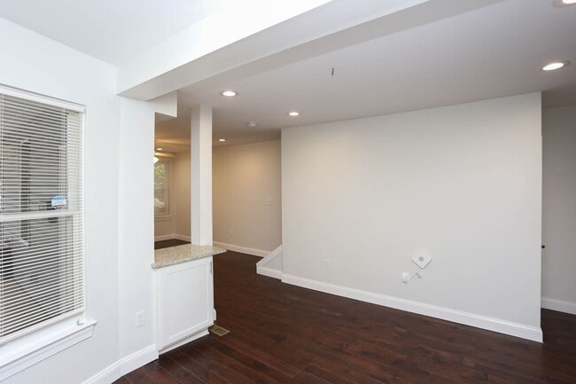 Building Photo - 619 E 35th St