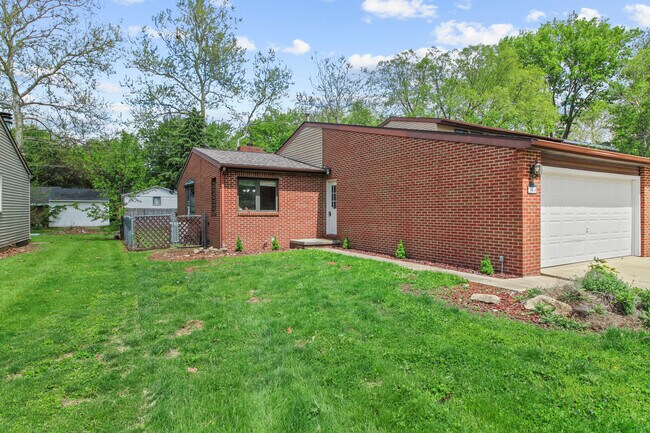 Building Photo - 3304 Halifax Dr