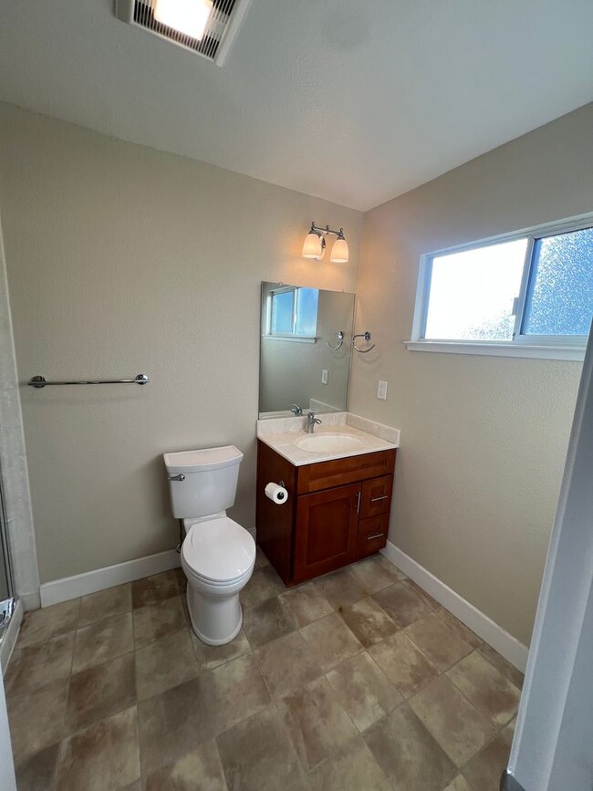 Building Photo - Renovated 4 Bedroom 2 Bathroom with Beauti...