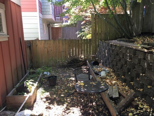 Building Photo - Spacious Townhouse for Rent -- Minutes fro...