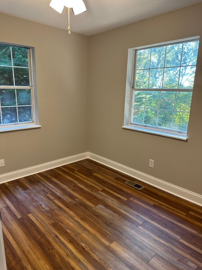Building Photo - Recently Updated 4Bdrm/2bath home!