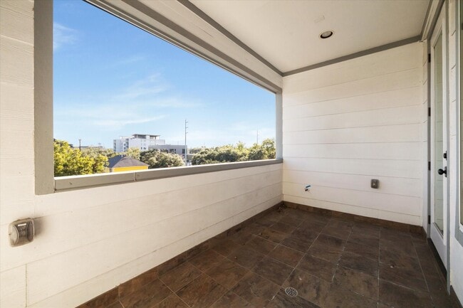 Building Photo - 912 Yale St