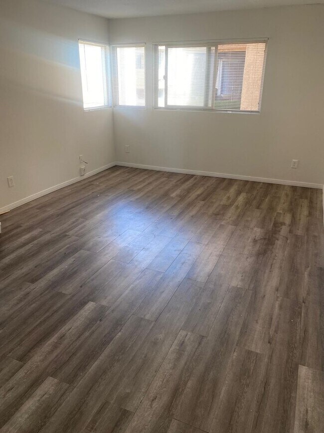 Building Photo - Apartment For Rent