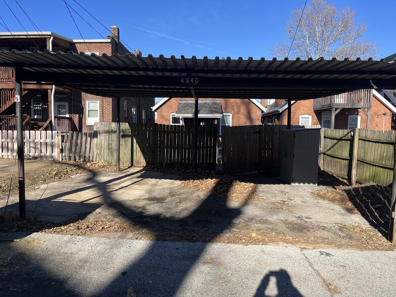 Covered parking - 4940 Walsh St