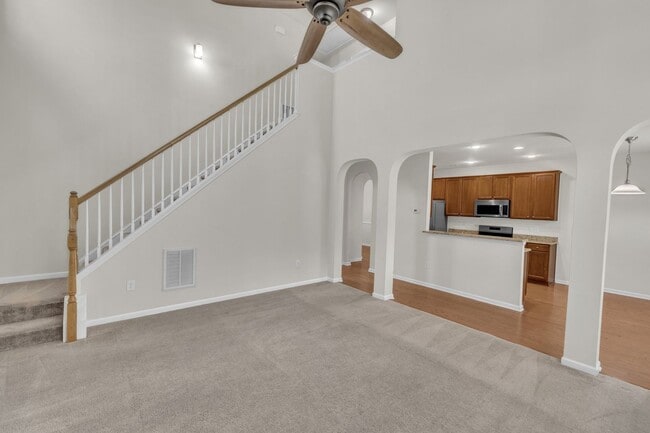 Building Photo - 3 Bedroom Townhome with 2 Car Garage in He...
