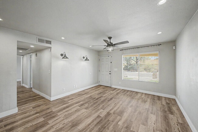 Building Photo - 4048 E Dahlia Dr
