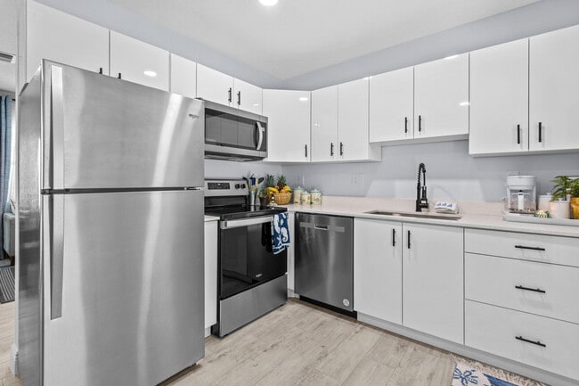 Building Photo - 711 S Ocean Dr