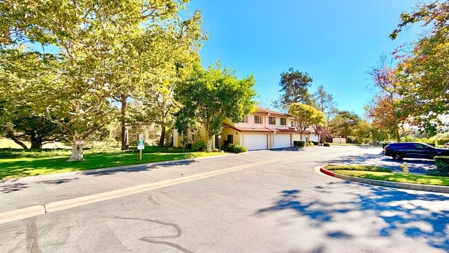 Building Photo - Beautifully Updated & Remodeled Townhome o...