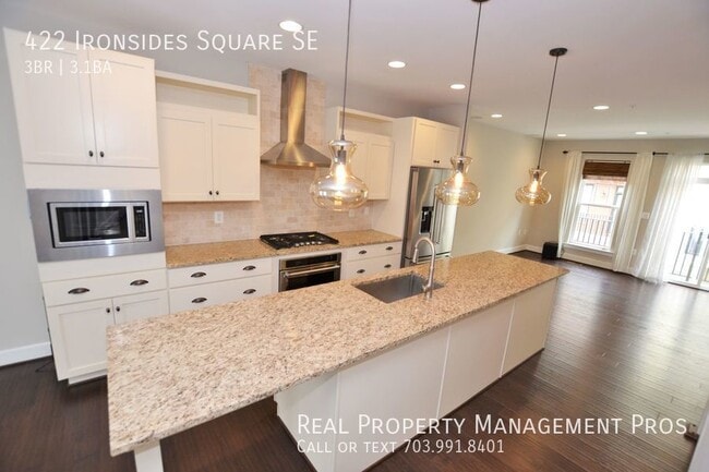 Building Photo - 422 Ironsides Square SE