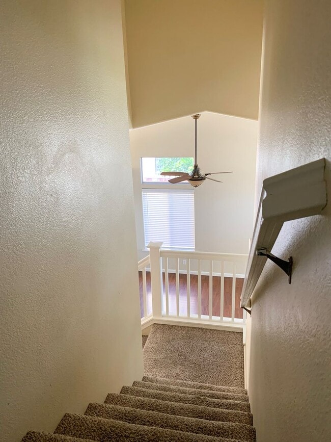 Building Photo - 4 Bedroom Home in Hollister with Huge Backyard!