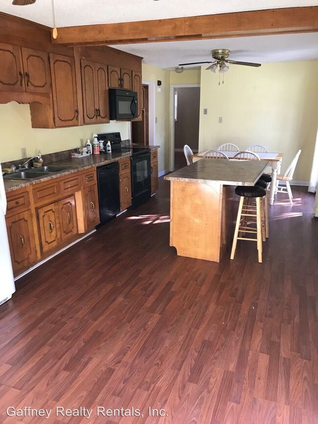 Building Photo - 3 br, 2 bath House - 612 College Dr