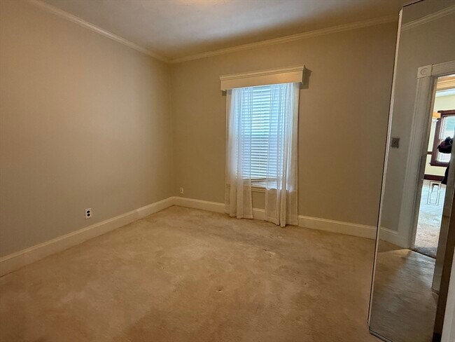 Building Photo - 38 Russell St