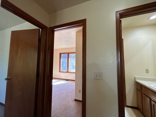 Building Photo - $0 DEPOSIT OPTION. 4 BEDROOM 3.5 BATH HOUS...