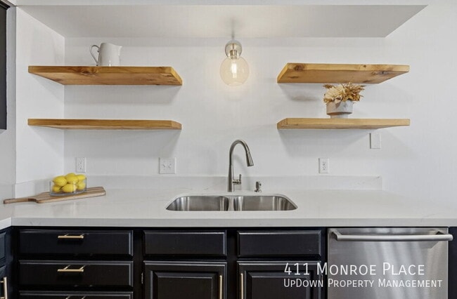 Building Photo - 411 Monroe Pl