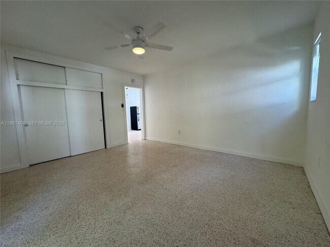 Building Photo - 1385 NE 105th St