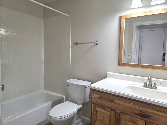 Building Photo - 2549 College Hill Cir