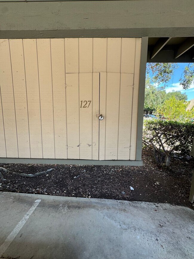 Building Photo - Light Filled Top Floor Condo in Premier 55+ Oaknoll Community