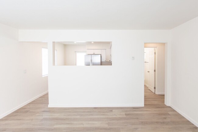 Building Photo - 4BR/2BA Home with Modern Updates/Private Y...
