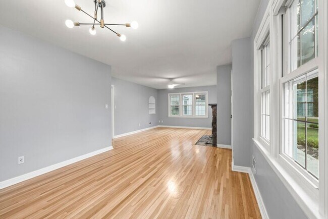 Building Photo - 304 E Schreyer Pl