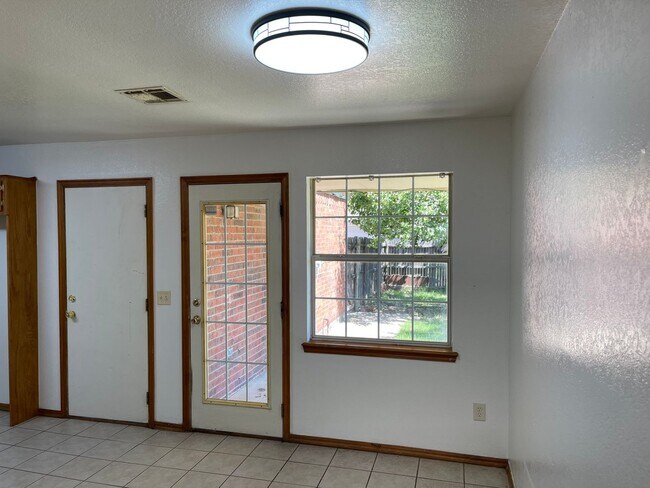 Building Photo - 4 bedroom home for rent in Moore near 19th...