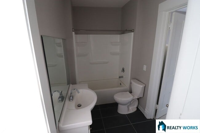 Building Photo - Spacious Two Bed One and a Half Bath