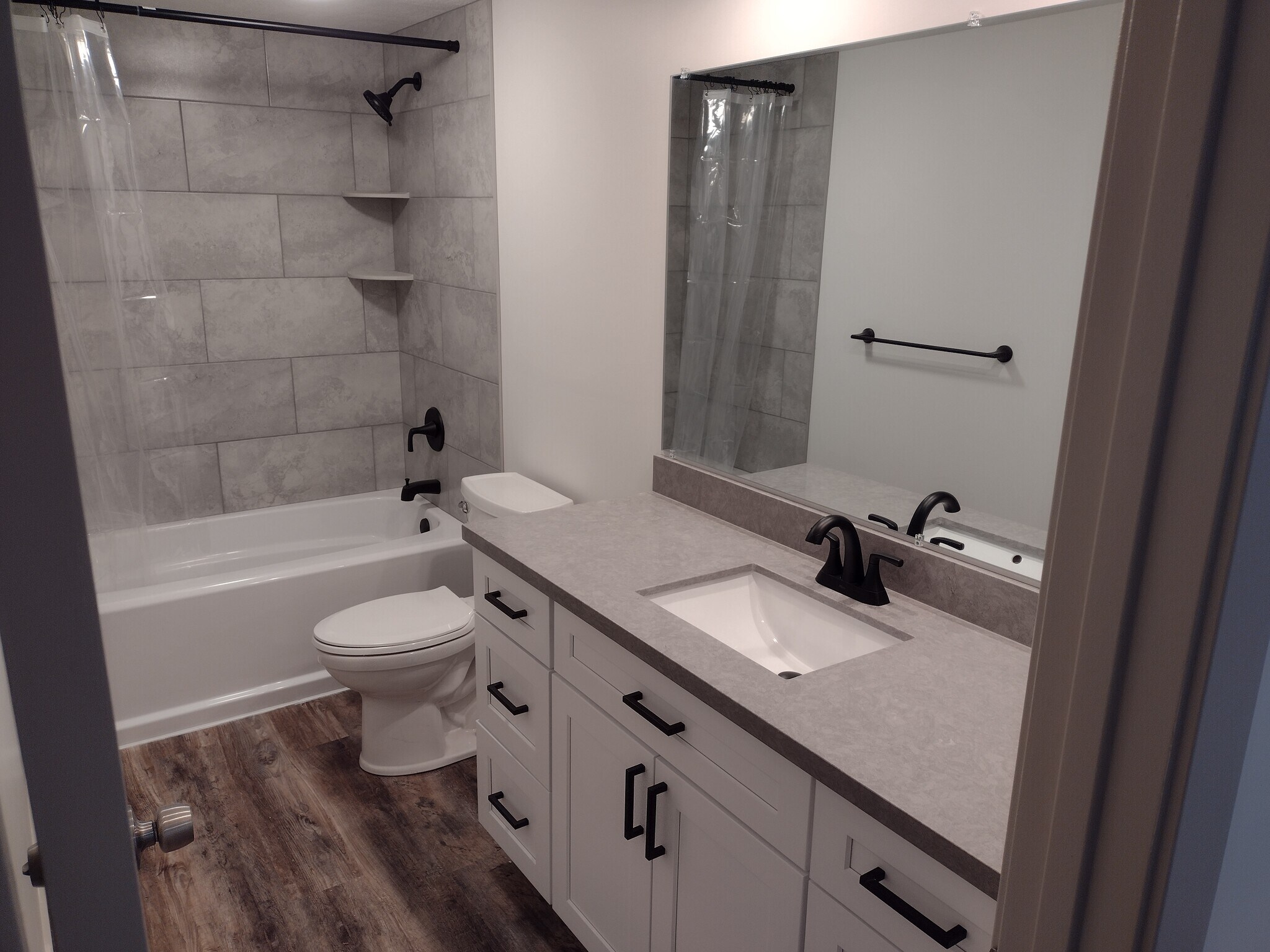 Main bath - 6821 S Cook Dr