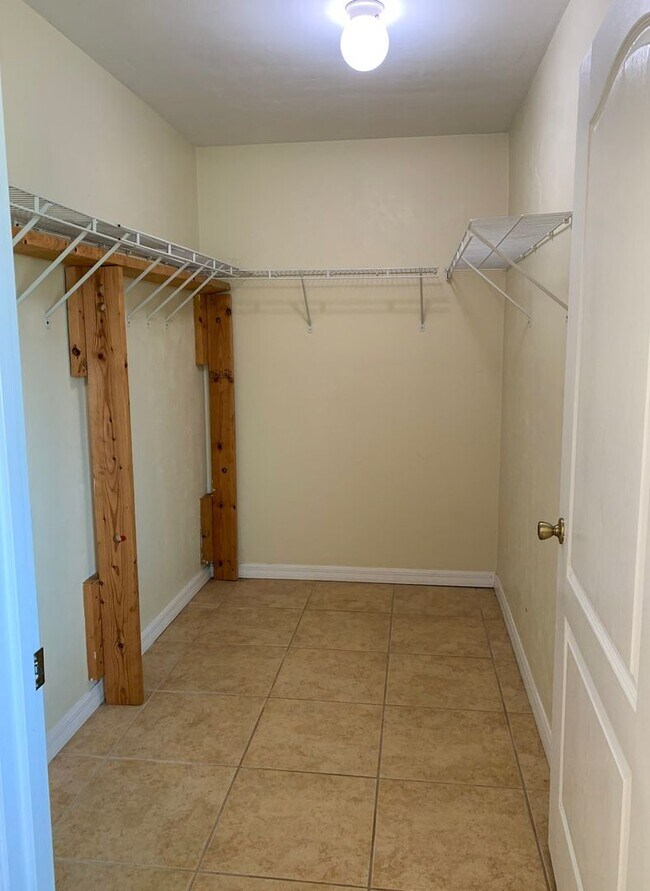 Building Photo - 4BR/3BA Horse/Pet Friendly Home on 5 Acres!