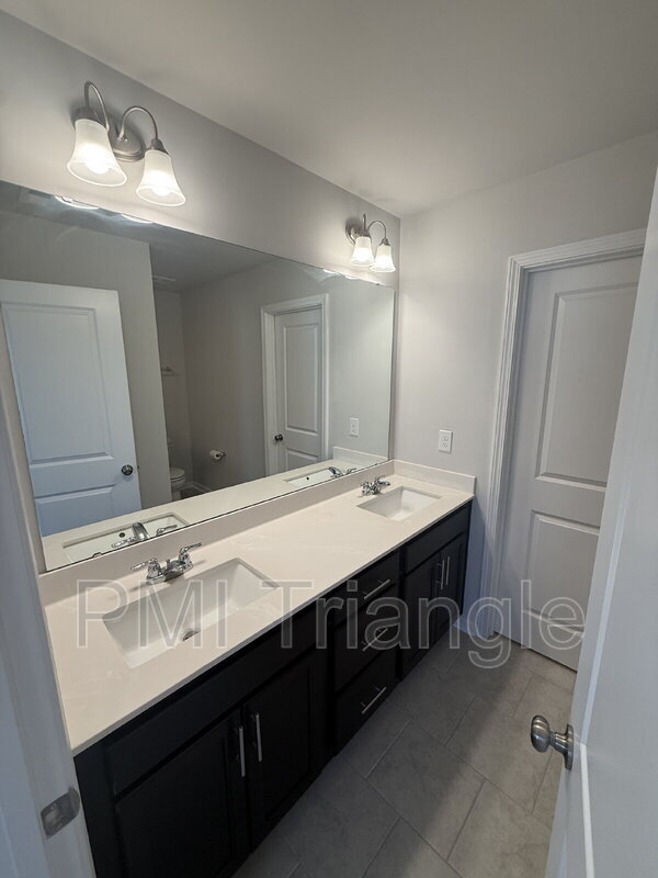 Building Photo - 716 Cormiche Ln