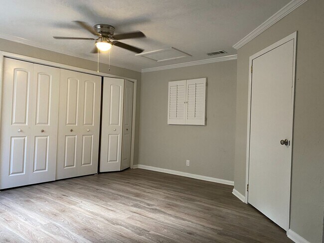 Building Photo - Large 3 Bedroom, 2 Bathroom Home Overlooking Lake - Turkey Creek Community