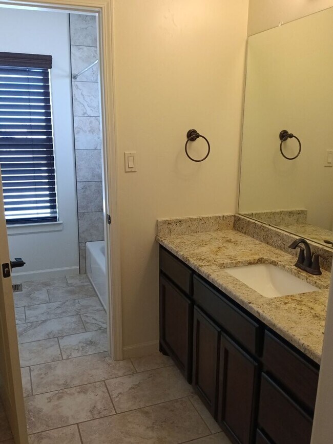 Building Photo - Stunning 4 bedroom, 3.5 bathroom home! Sho...