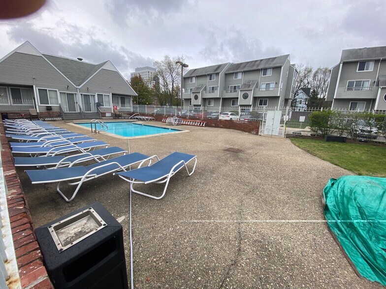 Building Photo - 148 N Beacon St