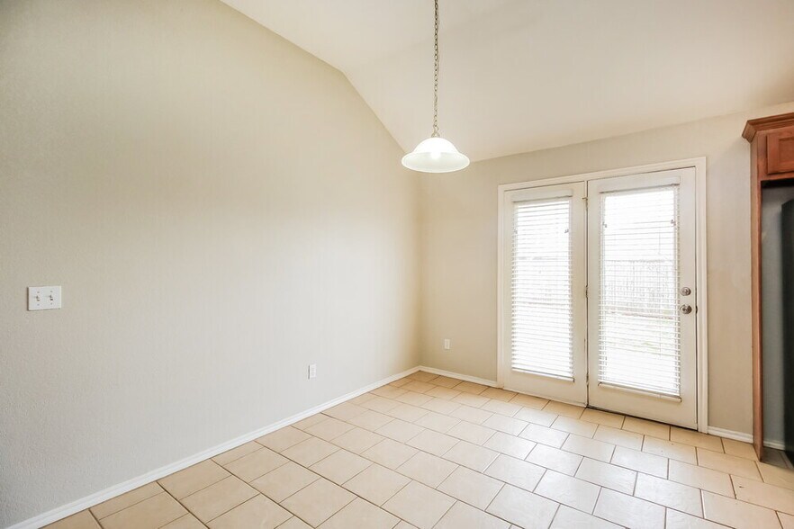Building Photo - 716 Cavecreek St