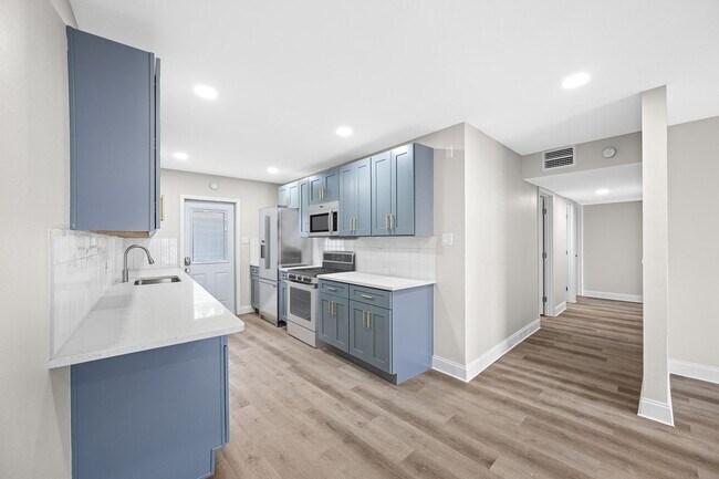 Building Photo - Davis Islands! RARE 3/2 FRESHLY RENOVATED,...