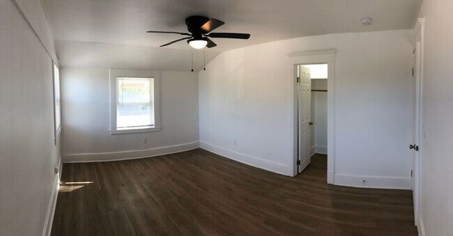 Building Photo - Two Story Home - 7 Bedrooms and 4 Bathroom...